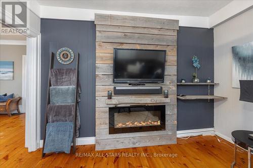 20444 Leslie Street, East Gwillimbury, ON - Indoor Photo Showing Living Room With Fireplace