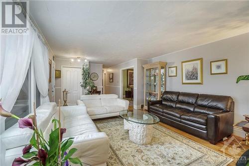 450 Queen Street E, Smiths Falls, ON - Indoor Photo Showing Living Room