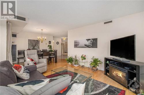 545 St Laurent Boulevard Unit#602, Ottawa, ON - Indoor Photo Showing Living Room