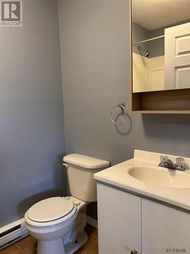 25 Kennedy Ave, Kapuskasing, ON - Indoor Photo Showing Bathroom