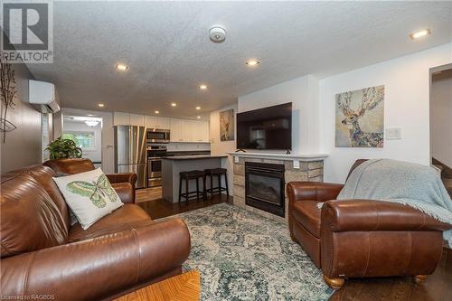 820 20Th Street E, Owen Sound, ON - Indoor Photo Showing Living Room