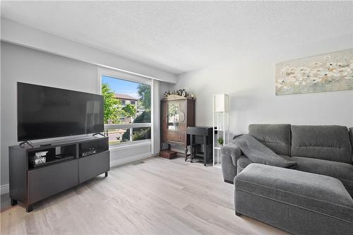 25 Linfield Drive|Unit #61, St. Catharines, ON - Indoor Photo Showing Living Room