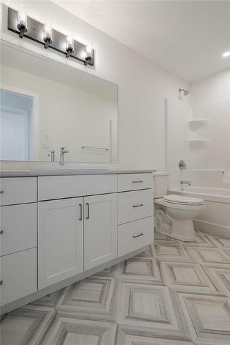 26 Gullane Street, Niverville, MB - Indoor Photo Showing Bathroom