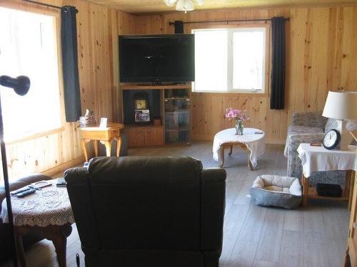 87 Shortreed Road, Fort Frances, ON - Indoor Photo Showing Living Room