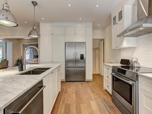 Cuisine - 17 Av. Jasper, Mont-Royal, QC - Indoor Photo Showing Kitchen With Double Sink With Upgraded Kitchen