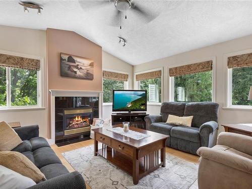 1783 Canuck Cres, Qualicum Beach, BC - Indoor Photo Showing Living Room With Fireplace