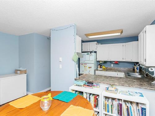 12-1600 Morey Rd, Nanaimo, BC - Indoor Photo Showing Kitchen With Double Sink