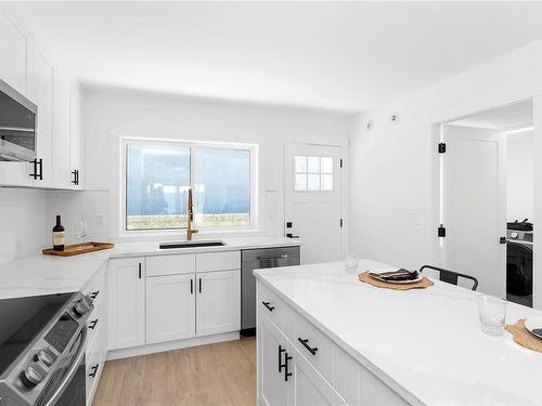 102-340 2Nd Ave, Ladysmith, BC - Indoor Photo Showing Kitchen