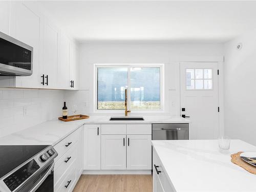 102-340 2Nd Ave, Ladysmith, BC - Indoor Photo Showing Kitchen