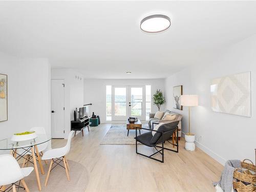 102-340 2Nd Ave, Ladysmith, BC - Indoor Photo Showing Living Room