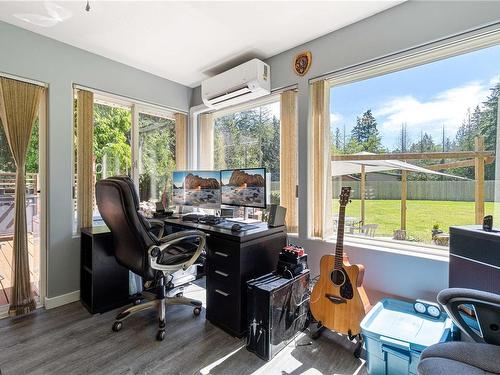 1050 Mclaughlin Pl, Qualicum Beach, BC - Indoor Photo Showing Office