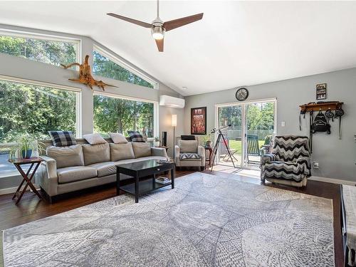 1050 Mclaughlin Pl, Qualicum Beach, BC - Indoor Photo Showing Living Room