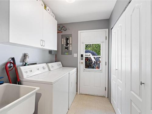 1050 Mclaughlin Pl, Qualicum Beach, BC - Indoor Photo Showing Laundry Room