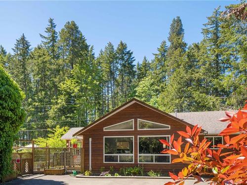 1050 Mclaughlin Pl, Qualicum Beach, BC - Outdoor