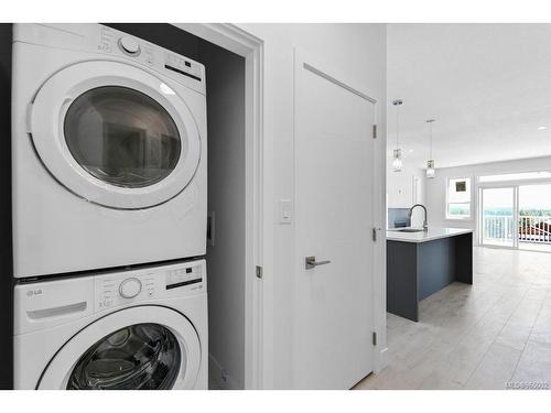 2204 Dodds Rd, Nanaimo, BC - Indoor Photo Showing Laundry Room
