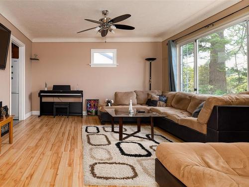 3061 Albina St, Saanich, BC - Indoor Photo Showing Living Room