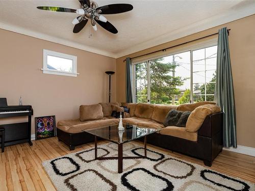 3061 Albina St, Saanich, BC - Indoor Photo Showing Living Room