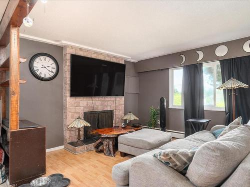 8008\8010 Queen St, Crofton, BC - Indoor Photo Showing Other Room With Fireplace