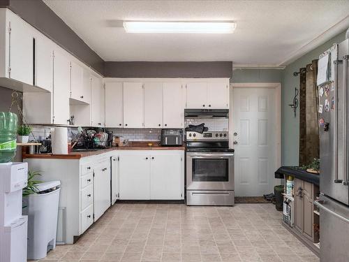 8008\8010 Queen St, Crofton, BC - Indoor Photo Showing Kitchen