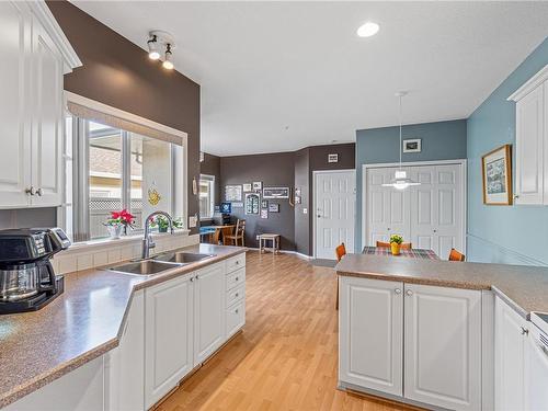 141 Ocean Walk Dr, Nanaimo, BC - Indoor Photo Showing Kitchen With Double Sink