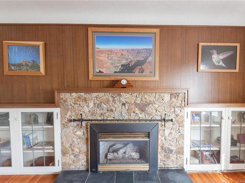 6156 Grieve Rd, Duncan, BC - Indoor Photo Showing Living Room With Fireplace