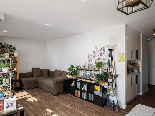 1106-327 Maitland St, Victoria, BC - Indoor Photo Showing Living Room