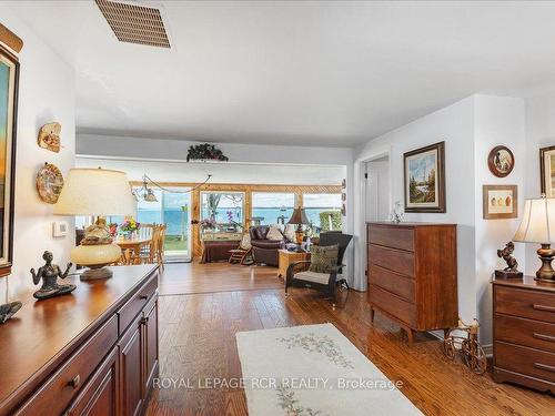 146 Woodfield Dr, Georgina, ON - Indoor Photo Showing Living Room