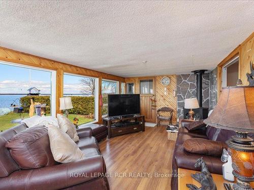 146 Woodfield Dr, Georgina, ON - Indoor Photo Showing Living Room