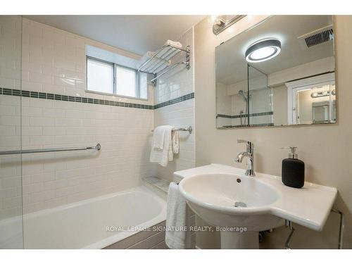 885 Royal York Rd, Toronto, ON - Indoor Photo Showing Bathroom