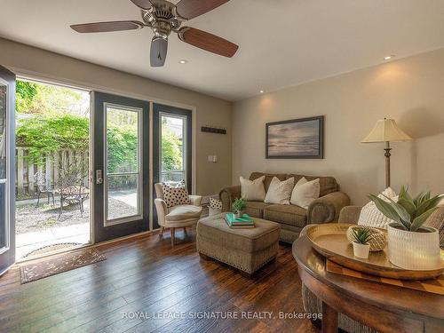 885 Royal York Rd, Toronto, ON - Indoor Photo Showing Living Room