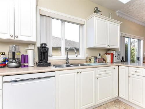 9-352 Douglas St, Comox, BC - Indoor Photo Showing Kitchen With Double Sink