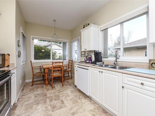 9-352 Douglas St, Comox, BC - Indoor Photo Showing Kitchen With Double Sink