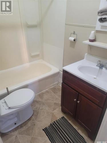 509 12Th Avenue, Estevan, SK - Indoor Photo Showing Bathroom