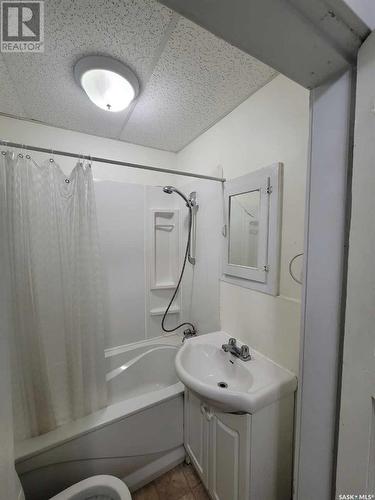 509 12Th Avenue, Estevan, SK - Indoor Photo Showing Bathroom