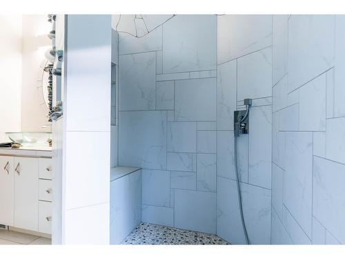 8751 Highway 6, Silverton, BC - Indoor Photo Showing Bathroom
