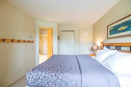300 - 4559 Timberline Crescent, Fernie, BC - Indoor Photo Showing Bedroom
