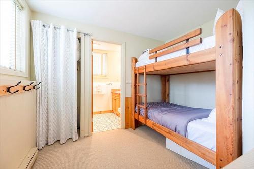 300 - 4559 Timberline Crescent, Fernie, BC - Indoor Photo Showing Bedroom