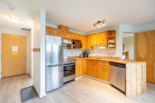 300 - 4559 Timberline Crescent, Fernie, BC - Indoor Photo Showing Kitchen With Stainless Steel Kitchen