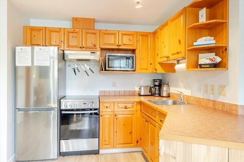 300 - 4559 Timberline Crescent, Fernie, BC - Indoor Photo Showing Kitchen