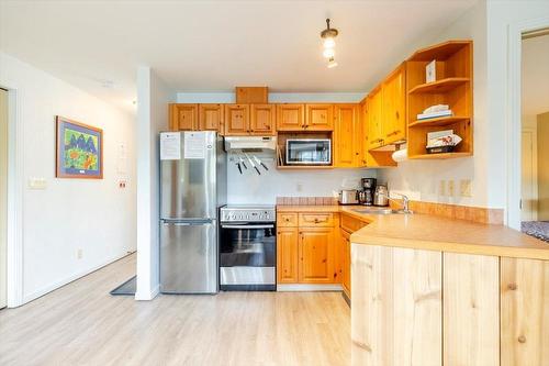 300 - 4559 Timberline Crescent, Fernie, BC - Indoor Photo Showing Kitchen