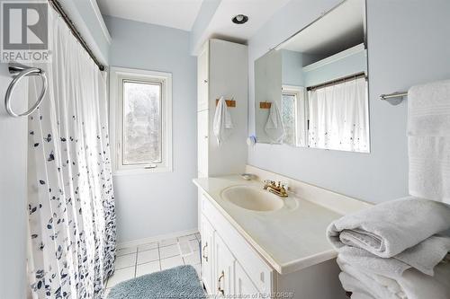 7045 Riverside Drive East, Windsor, ON - Indoor Photo Showing Bathroom