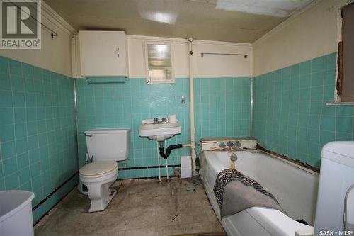 594 2Nd Street E, Shaunavon, SK - Indoor Photo Showing Bathroom