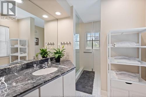 7505 Riverside Drive East, Windsor, ON - Indoor Photo Showing Bathroom