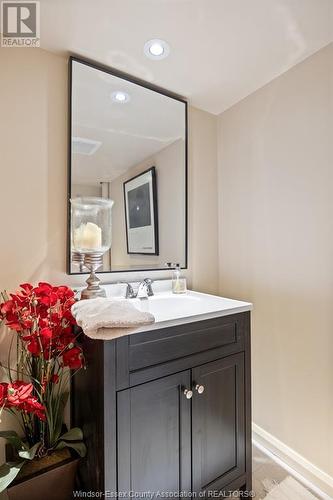 7505 Riverside Drive East, Windsor, ON - Indoor Photo Showing Bathroom