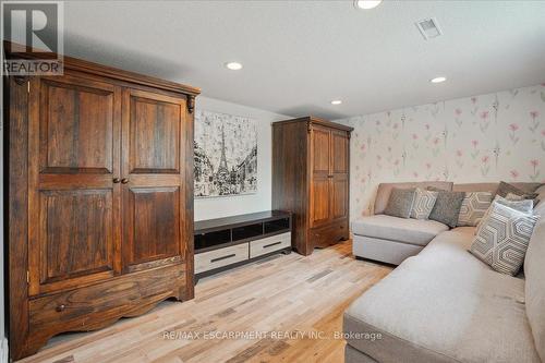 16 Church Street, Hamilton (Waterdown), ON - Indoor Photo Showing Living Room