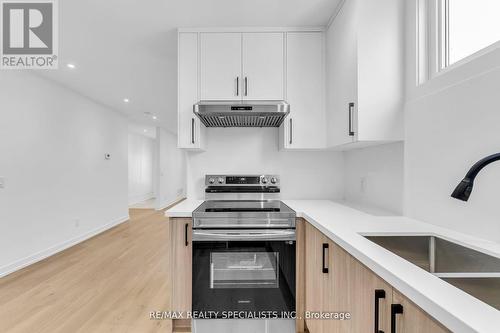 90 Frederick Avenue, Hamilton, ON - Indoor Photo Showing Kitchen