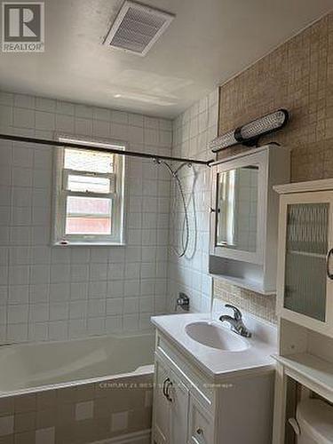 37 Welbourn Drive, Hamilton, ON - Indoor Photo Showing Bathroom