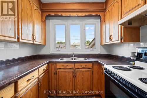11 Meadowvale Drive, St. Catharines, ON - Indoor Photo Showing Kitchen With Double Sink