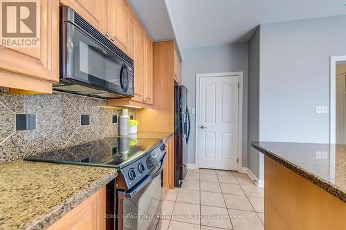 2216 Lapsley Crescent, Oakville, ON - Indoor Photo Showing Kitchen