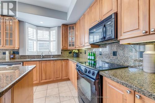 2216 Lapsley Crescent, Oakville, ON - Indoor Photo Showing Kitchen With Upgraded Kitchen